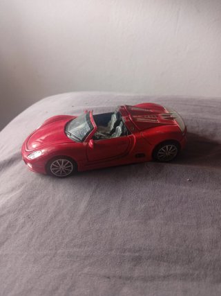 Coche deportivo rojo de juguete