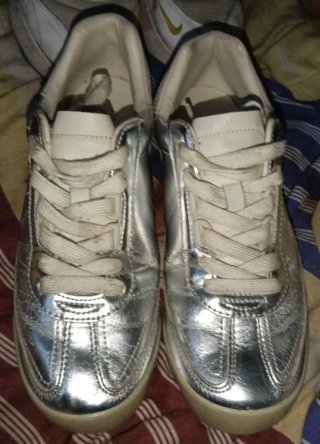 Zapatillas plateadas y blancas