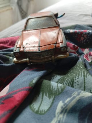 Coche de juguete naranja