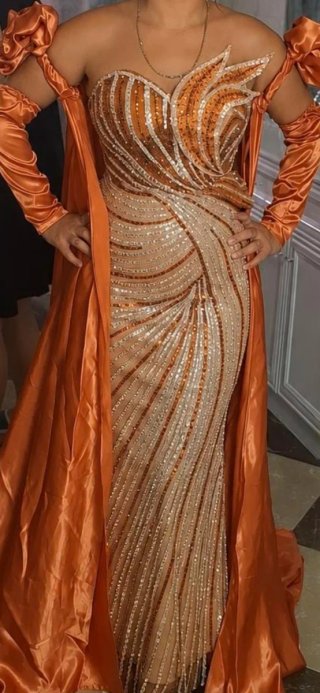 Vestido de fiesta dorado y naranja