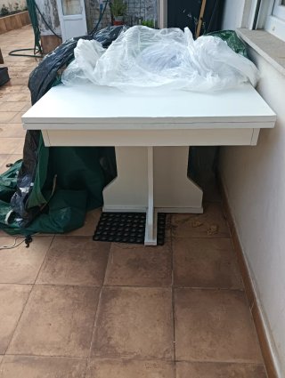 Mesa plegable blanca de madera