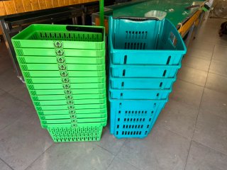 Cestas de compra apilables.