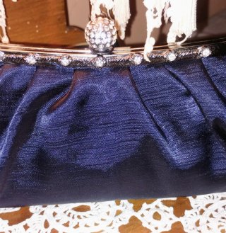 Pochette vintage raso blu con strass
