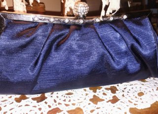 Pochette vintage raso blu con strass