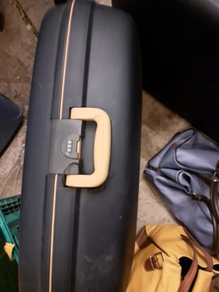 Maleta de viaje azul y multicolor