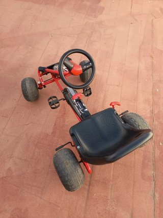 Kart a pedales rojo y negro.