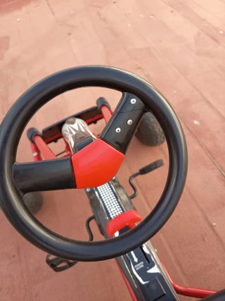 Kart a pedales rojo y negro.