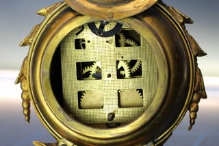 Antiguo reloj de bronce con peana de mármol.