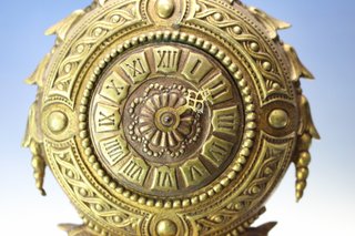 Antiguo reloj de bronce con peana de mármol.
