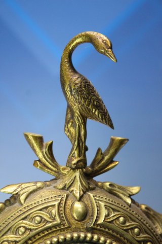 Antiguo reloj de bronce con peana de mármol.