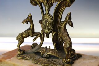 Antiguo reloj de bronce con peana de mármol.
