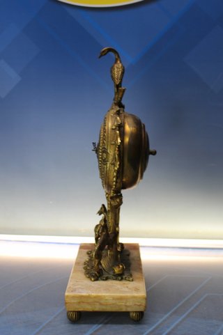 Antiguo reloj de bronce con peana de mármol.