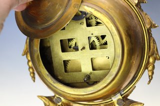 Antiguo reloj de bronce con peana de mármol.