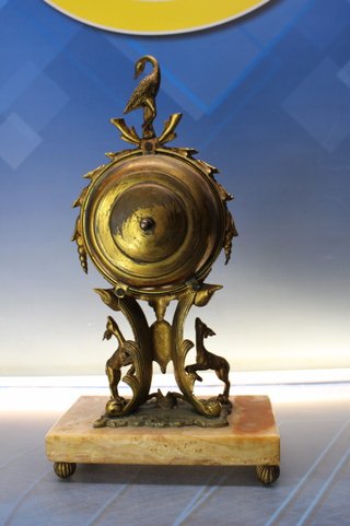 Antiguo reloj de bronce con peana de mármol.