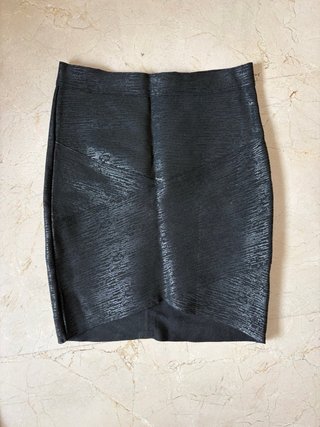 Falda tubo negra con textura