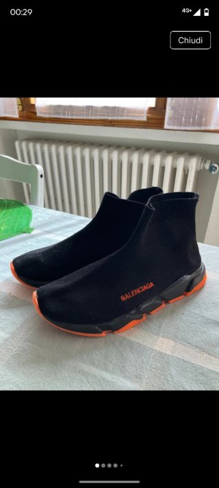 Scarpe nere e arancioni