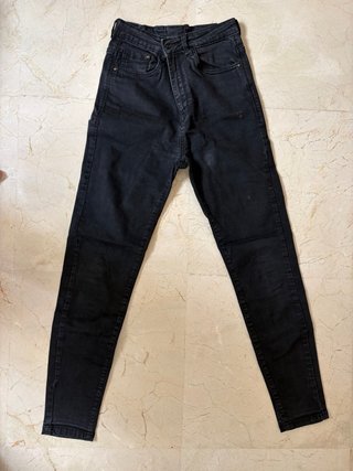 Pantalón pitillo negro