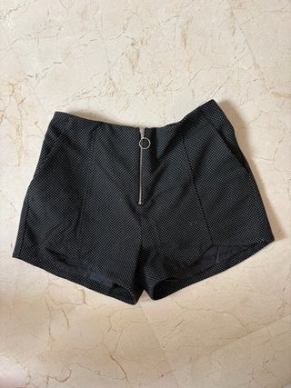 Pantalón corto negro con lunares