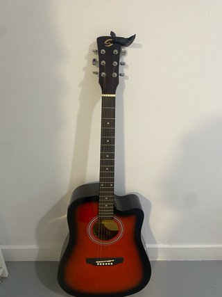 Guitarra Acústica Roja y Negra  Necesita ser vendi