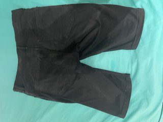 Pantalón vaquero negro corto