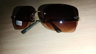 Gafas de sol marrones y plateadas