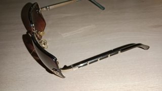 Gafas de sol marrones y plateadas