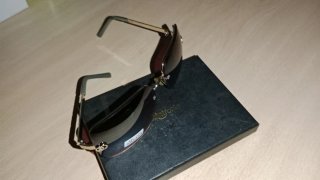 Gafas de sol marrones y plateadas