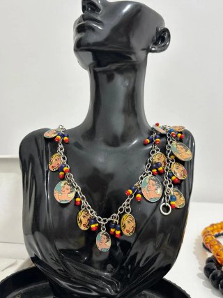 Set collana e bracciale vintage con ciondoli