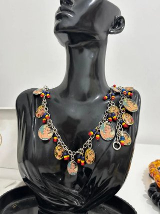 Set collana e bracciale vintage con ciondoli