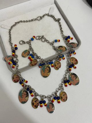 Set collana e bracciale vintage con ciondoli