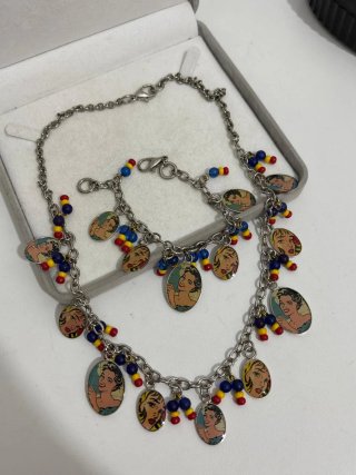 Set collana e bracciale vintage con ciondoli