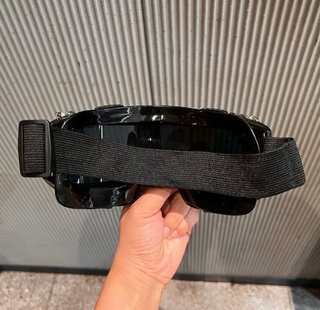 Gafas de esquí con pedrería y cadena