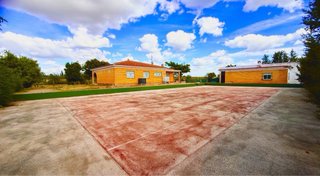 Gran parcela de 5000 m2 con 1050 m2 construidos