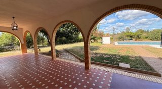 Gran parcela de 5000 m2 con 1050 m2 construidos