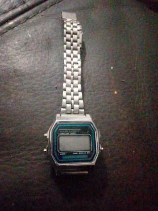Reloj digital plateado y azul