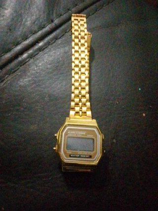 Reloj de pulsera dorado