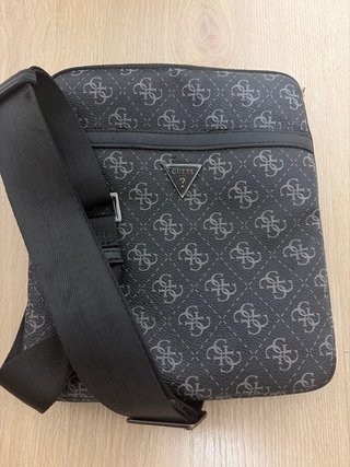 Bandolera Guess Negra.Verdadera.De ahí el precio.