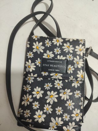 Bolso móvil Stradivarius flores