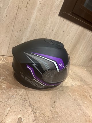 Casco de moto negro con detalles morados