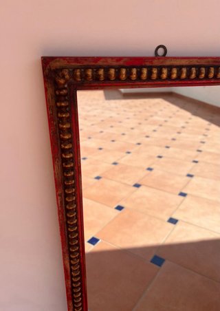 Specchio in legno con cornice dorata e rossa