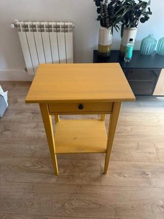 Mesita de noche de madera amarilla