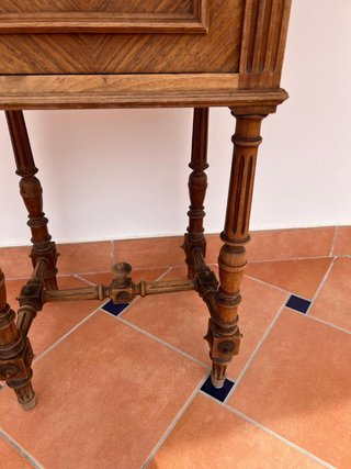 Comodino in legno con piano in marmo