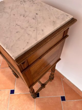 Comodino in legno con piano in marmo