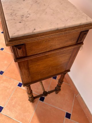 Comodino in legno con piano in marmo