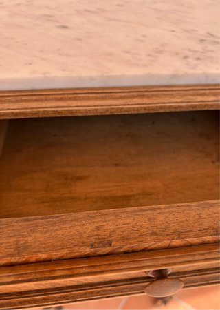 Comodino in legno con piano in marmo
