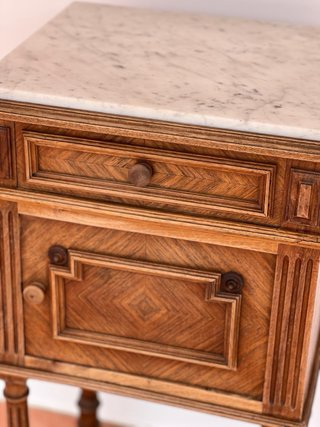 Comodino in legno con piano in marmo