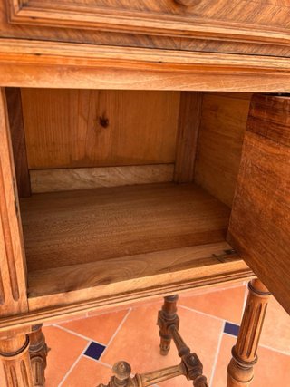 Comodino in legno con piano in marmo
