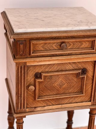 Comodino in legno con piano in marmo