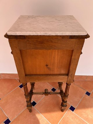 Comodino in legno con piano in marmo