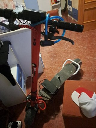 Patinete eléctrico rojo